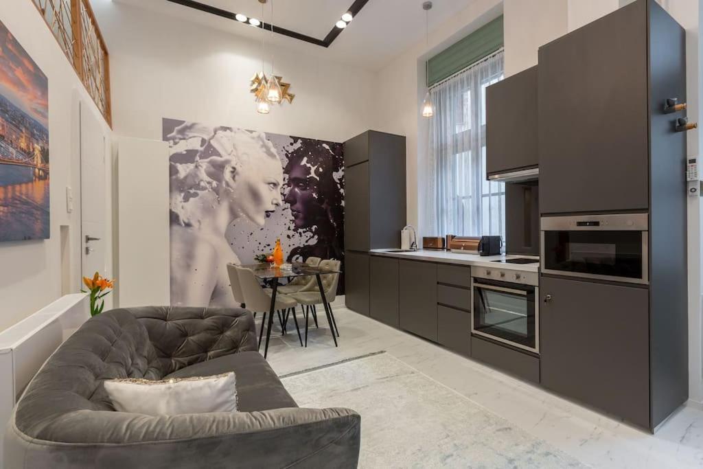 Premium Apartment By Hi5-King Street'S Luxury Budapeste Exterior foto